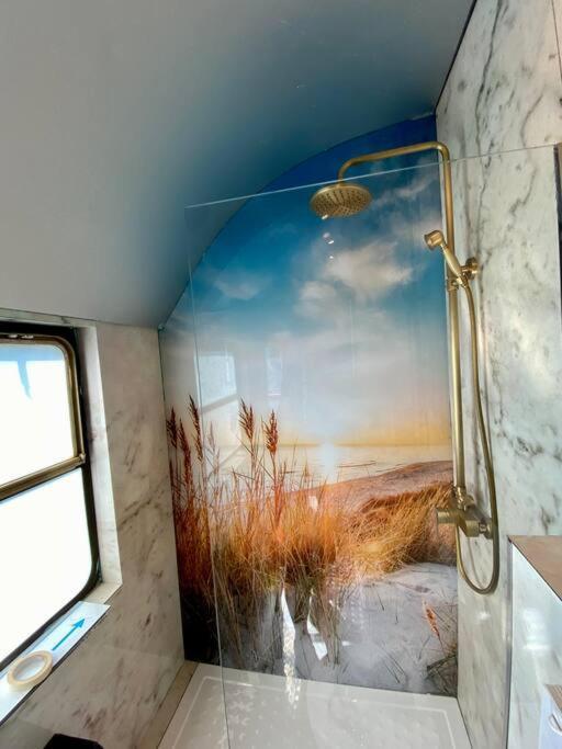 Gleis 1, Eisenbahn Waggon Mit Whirlpool Und Ofen Villa Dahlem  Buitenkant foto