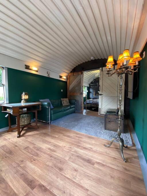 Gleis 1, Eisenbahn Waggon Mit Whirlpool Und Ofen Villa Dahlem  Buitenkant foto