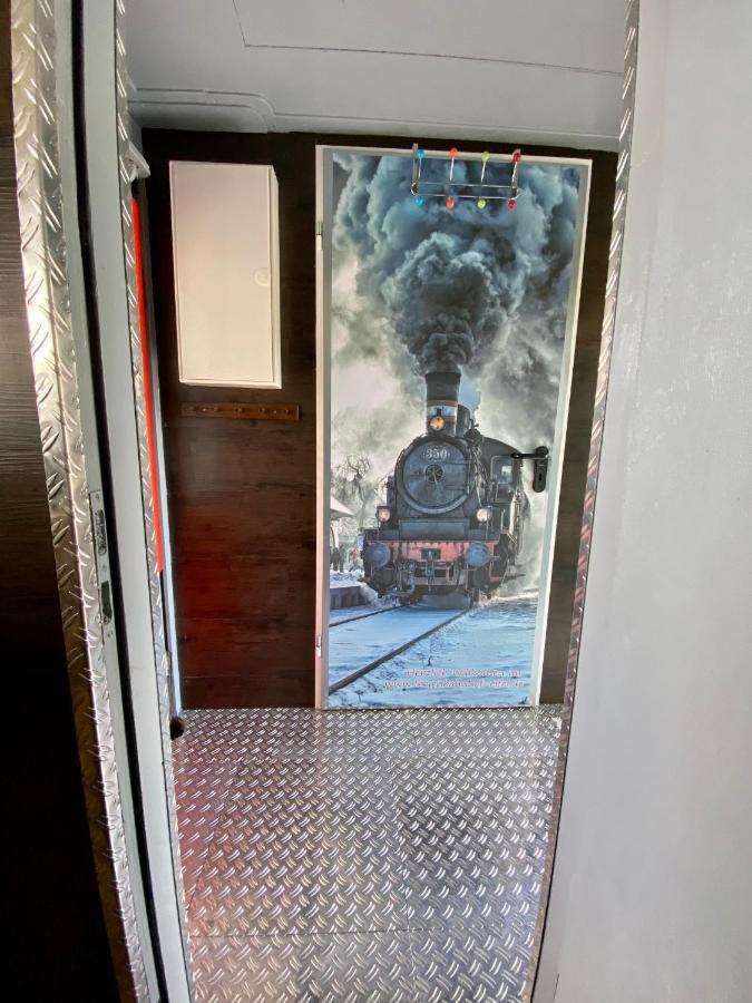 Gleis 1, Eisenbahn Waggon Mit Whirlpool Und Ofen Villa Dahlem  Buitenkant foto