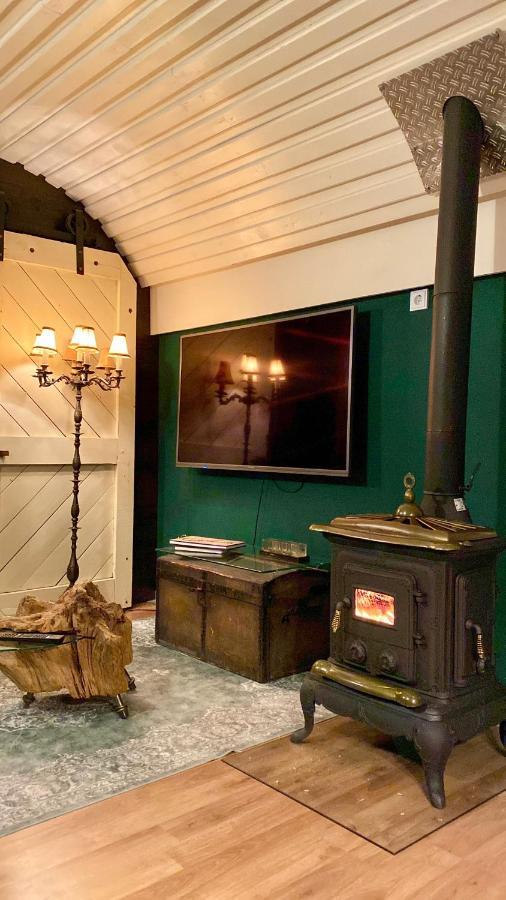 Gleis 1, Eisenbahn Waggon Mit Whirlpool Und Ofen Villa Dahlem  Buitenkant foto
